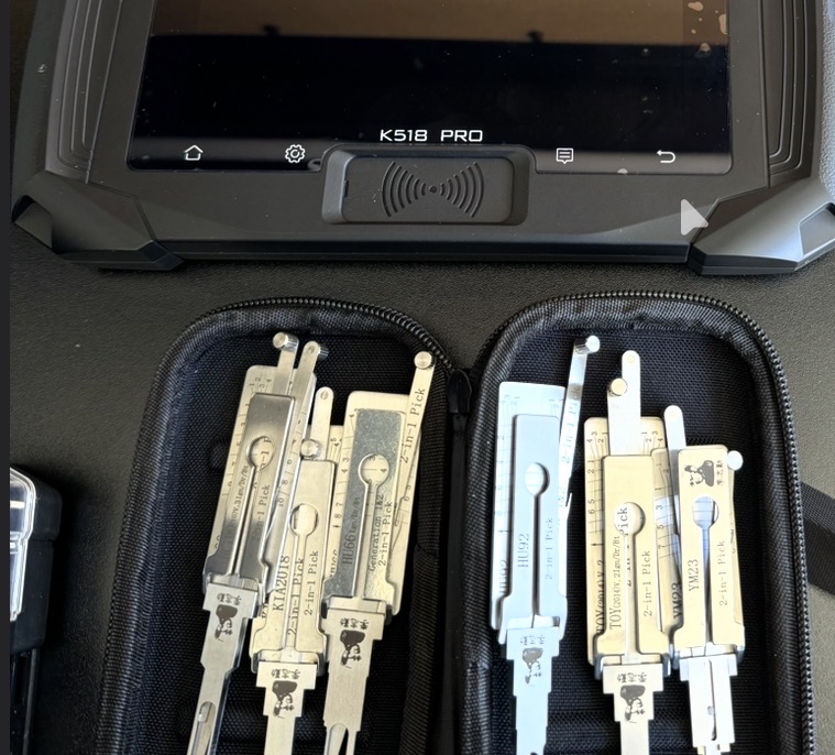 K518 Pro tablet beside a case of automotive 2-in-1 Lishi picks